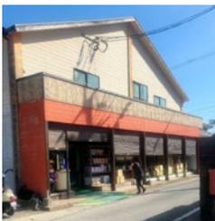 「新鮮館すずらん」の外観の建物。