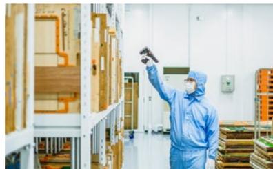 倉岡紙工の工場内で、作業員がRFIDタグを付けた木型を管理している様子